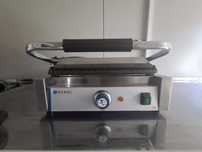 Grill kontaktowy Panini marki Hendi, model 263655. RYFLOWANY