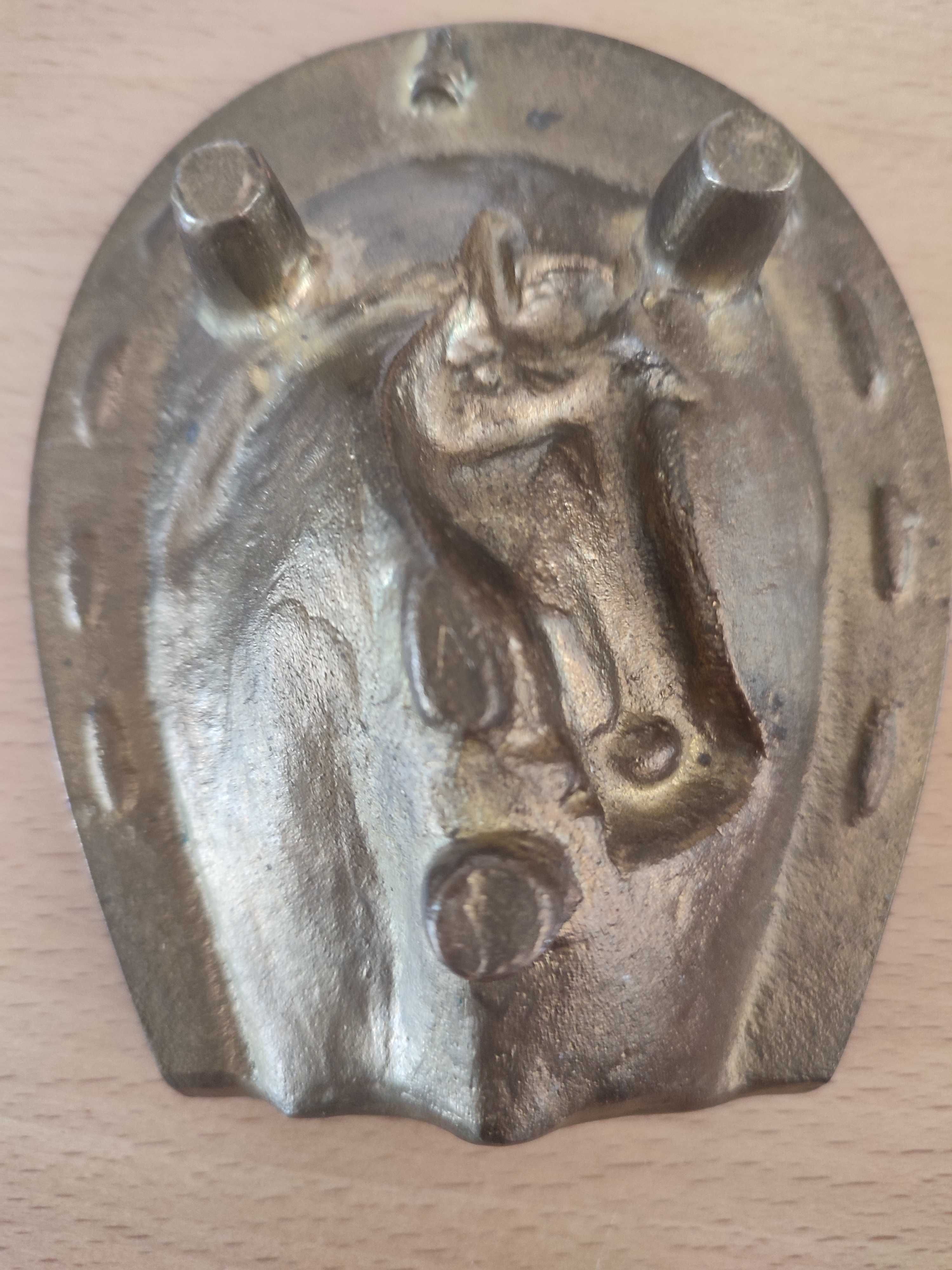 Podkowa popielniczka koń