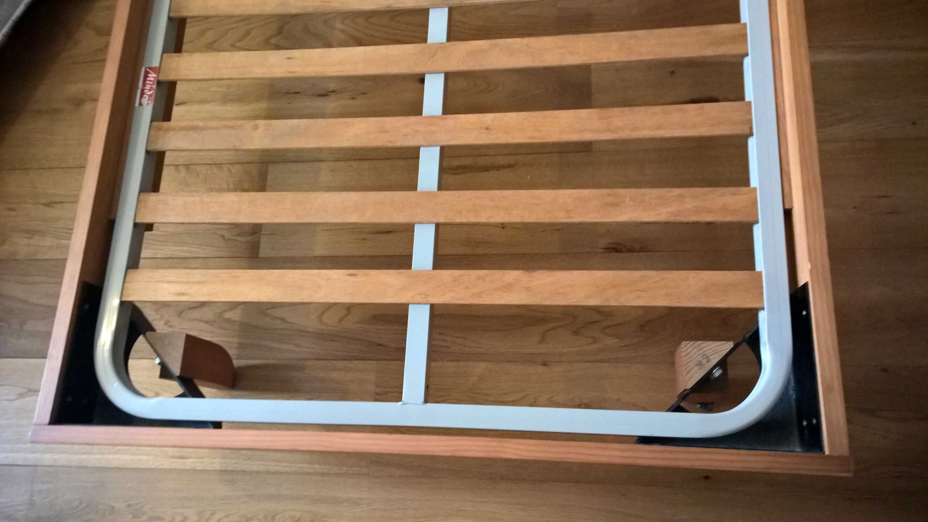 Cama individual em madeira com estrado