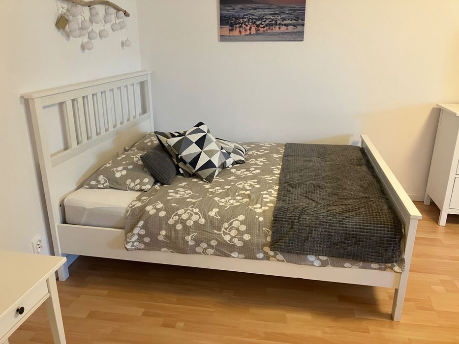 Sprzedam łóżko i stolik nocny z zestawu mebli Hemnes IKEA