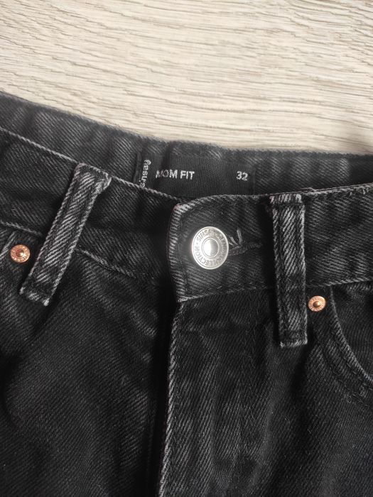 Czarne jeansy mom fit Sinsay