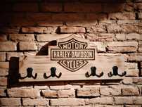 Drewniany wieszak na ubrania z logiem Harley-Davidson