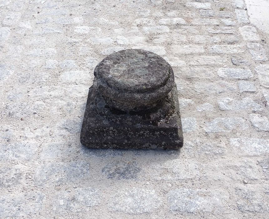 Antiga base em pedra de granito