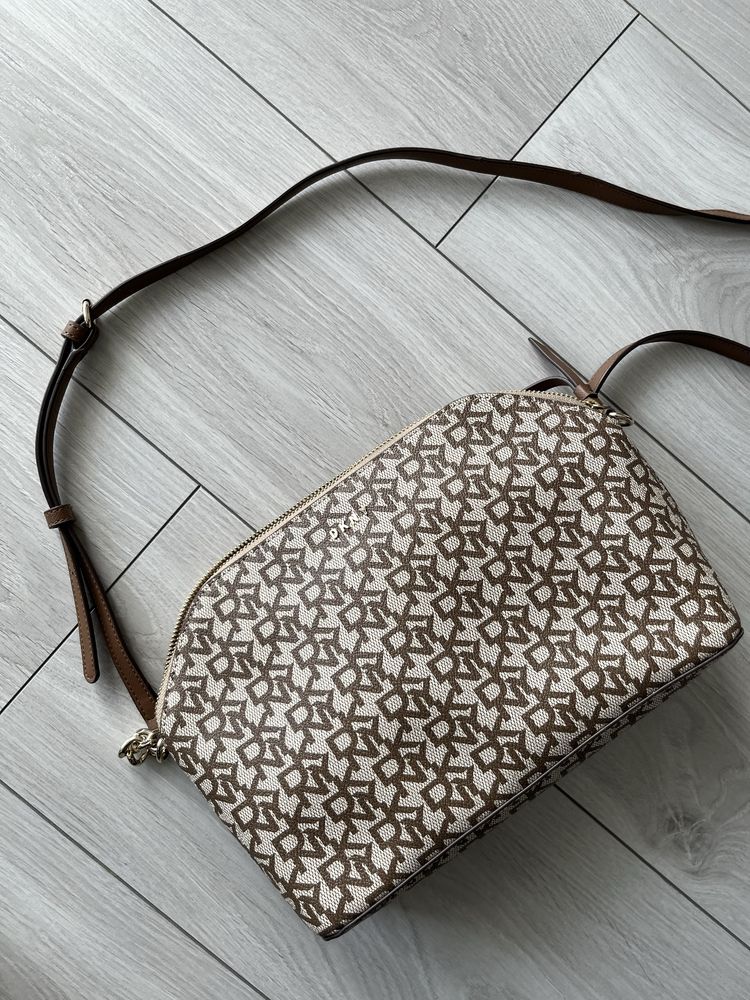 Torebka listonoszka DKNY brązowa monogram damska na ramię