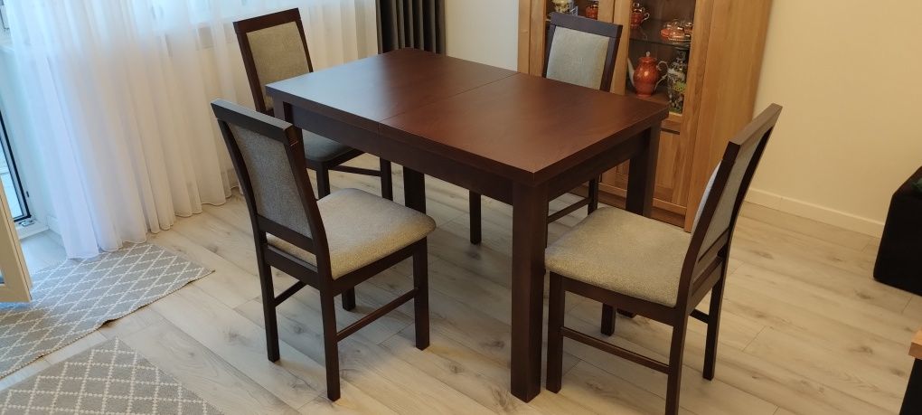 Stół do jadalni z 4 krzesłami