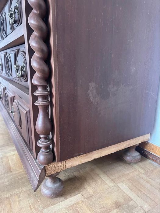 Armário antigo de madeira.