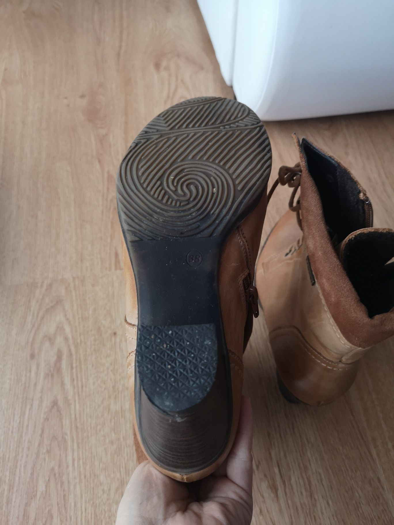 Kozaki damskie LASOCKI rozmiar 38, stan jak nowe, zadbane