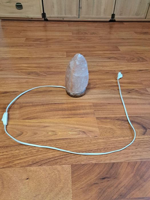 Lampa solna jonizuje powietrze