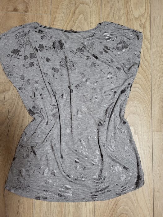 Delikatna szara bluzka z błyszczacymi nadrukami