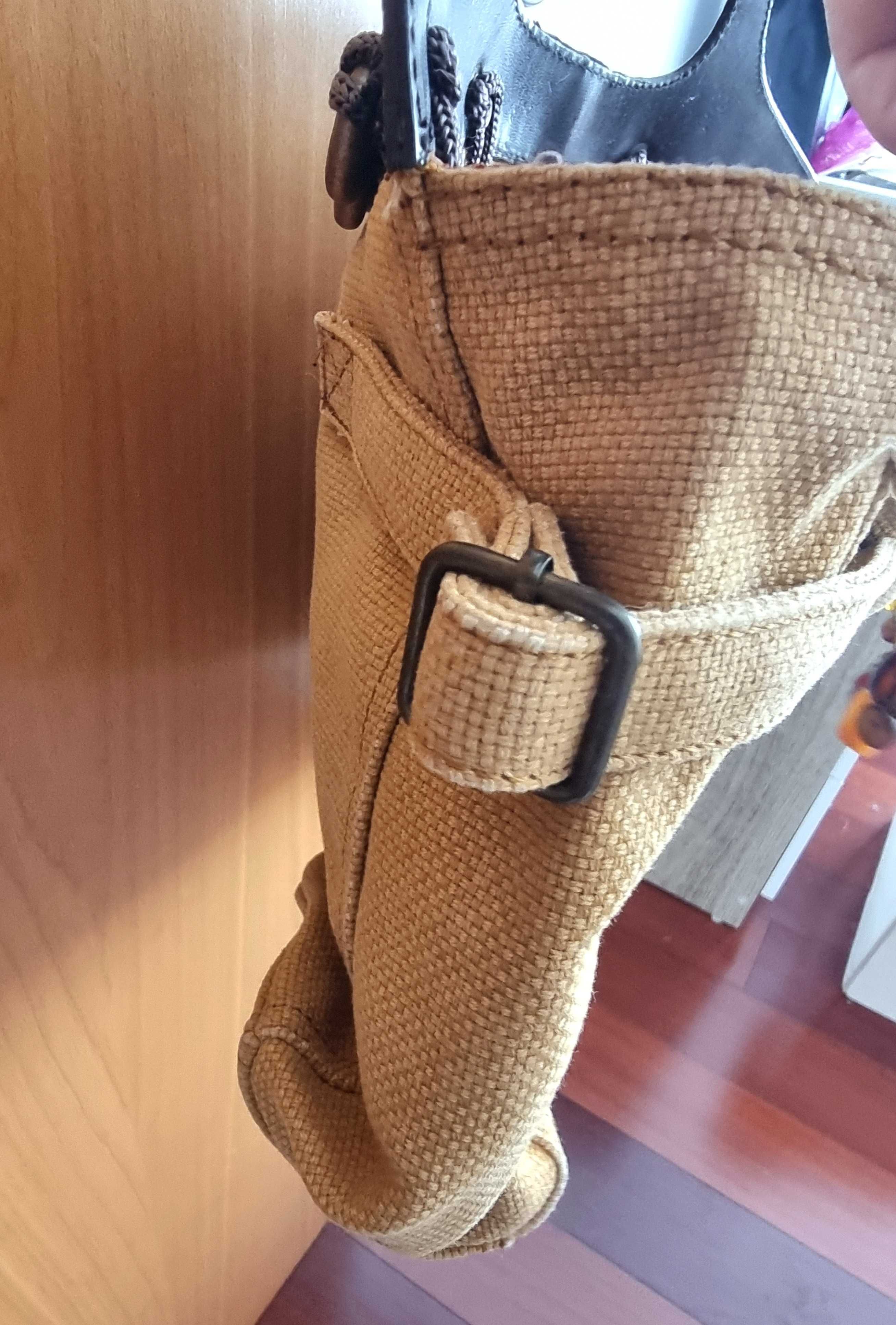 Mala em tons de castanho com adereços Misako