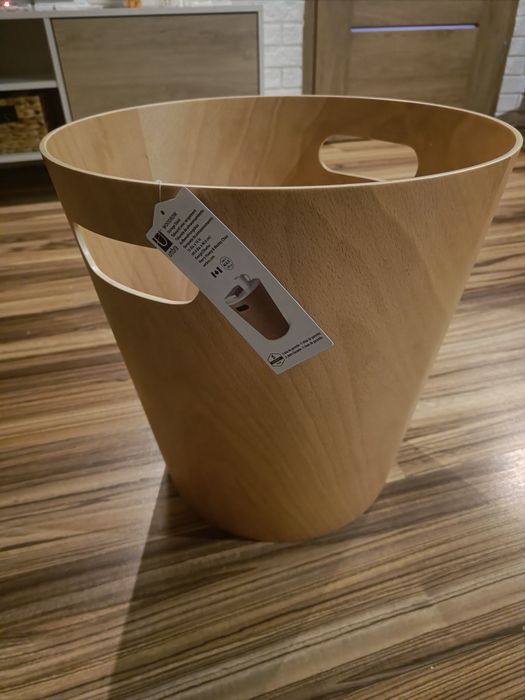 Drewniany stolik Umbra, kosz stolika, woodrow