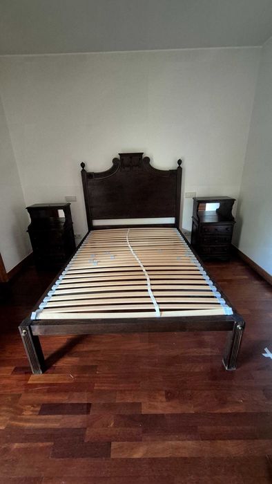 Cama com estrado e duas mesinhas