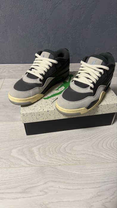 Air Jordan 4 RM.