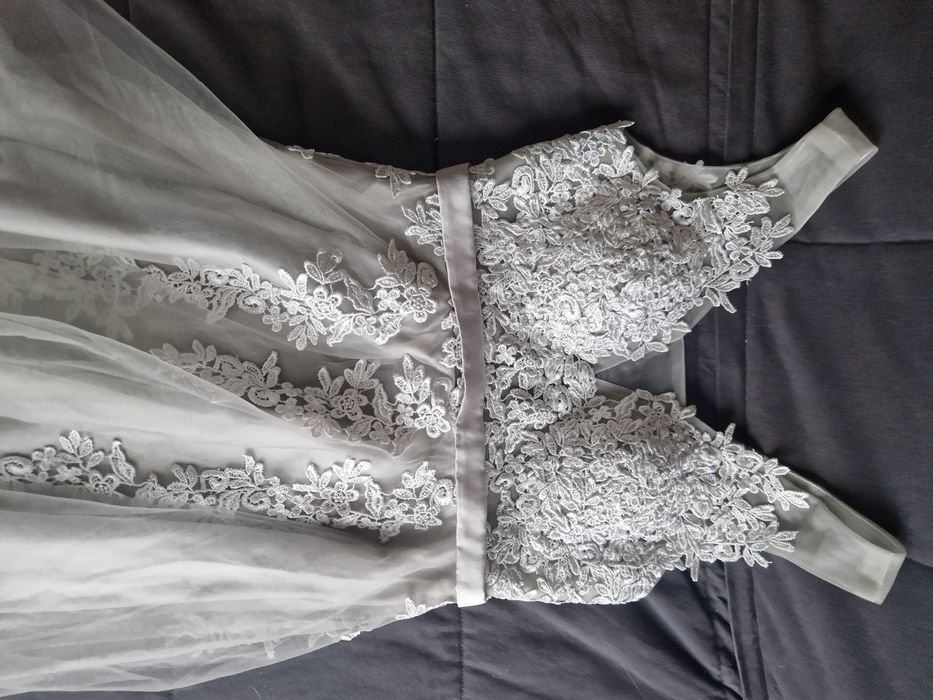 Szara tiulowa sukienka