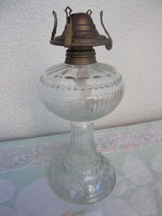 Galheteiro e candeeiro petróleo em vidro / Glass cruet & oil lamp