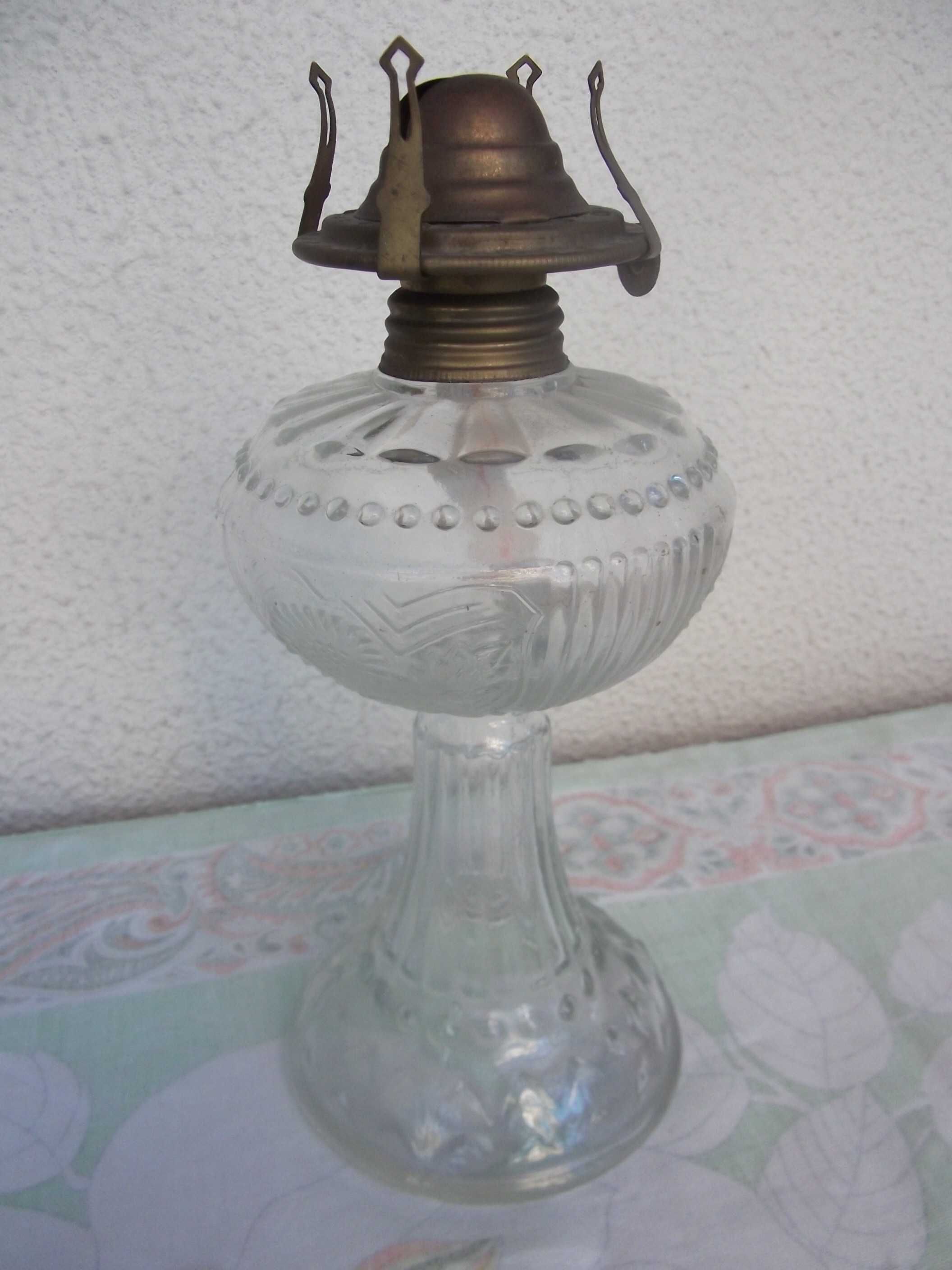 Galheteiro e candeeiro petróleo em vidro / Glass cruet & oil lamp