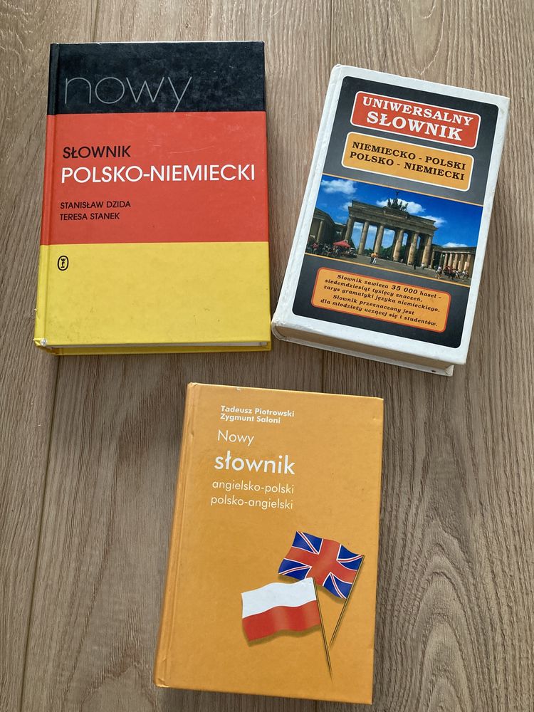 Słowniki angielski i niemiecki.
