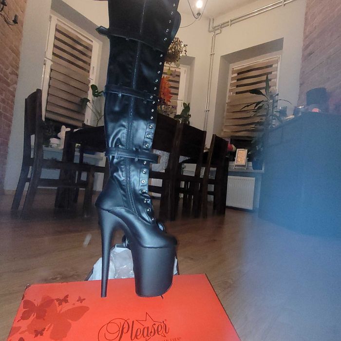 Sprzedam buty profesjonalne do tanca poldance nowe ani razu noszone.