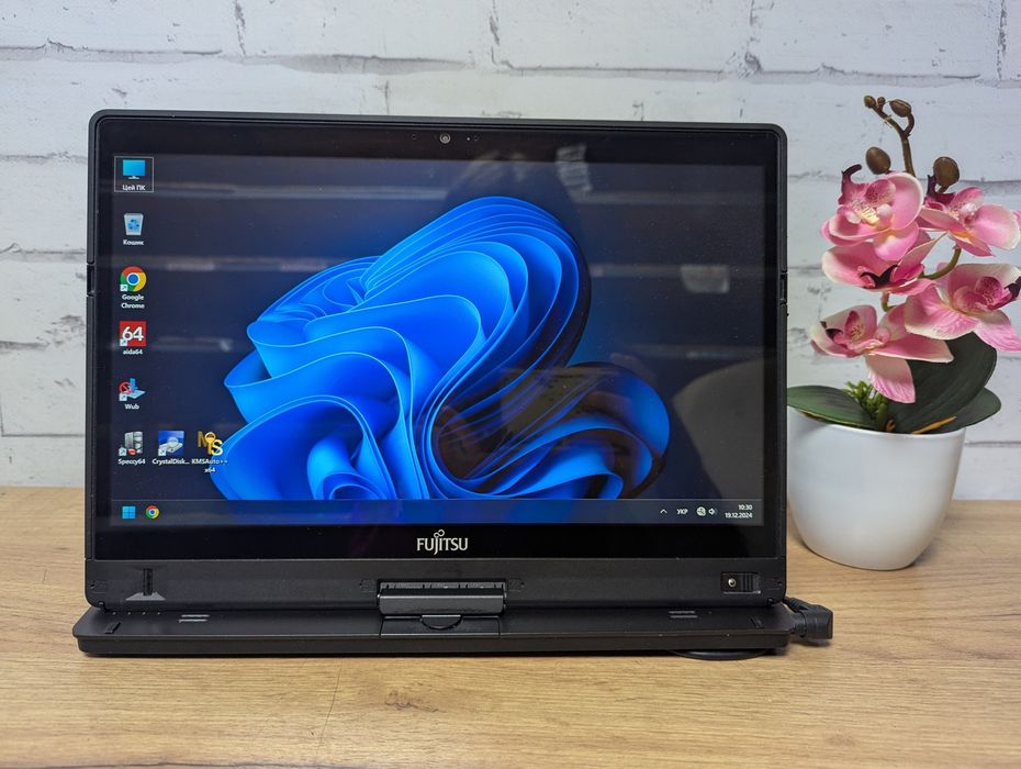 Класний ноутбук Fujitsu T937. Має сенсорний екран та підсвітку клави.