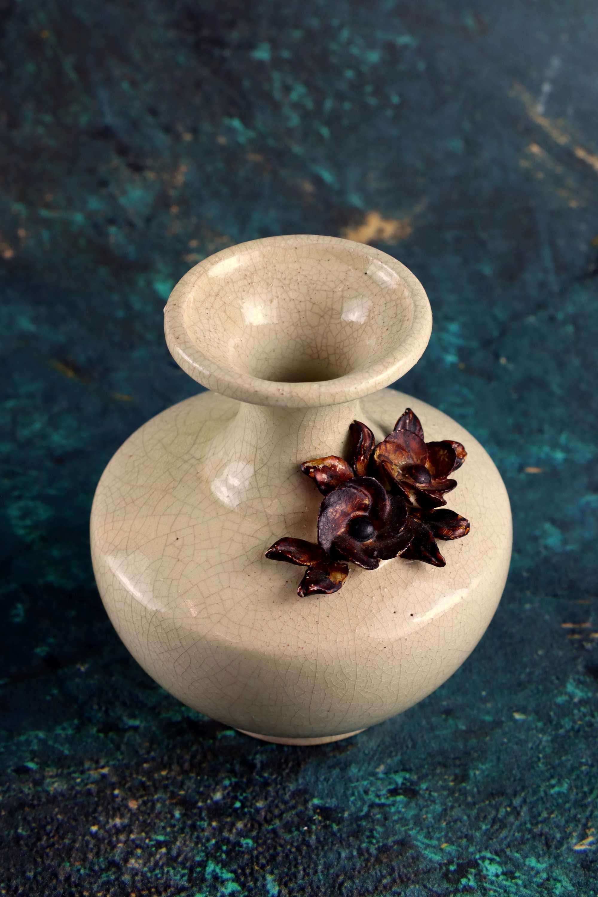 Ceramiczny wazonik z brązowymi kwiatkami ceramika prl vintage wazon