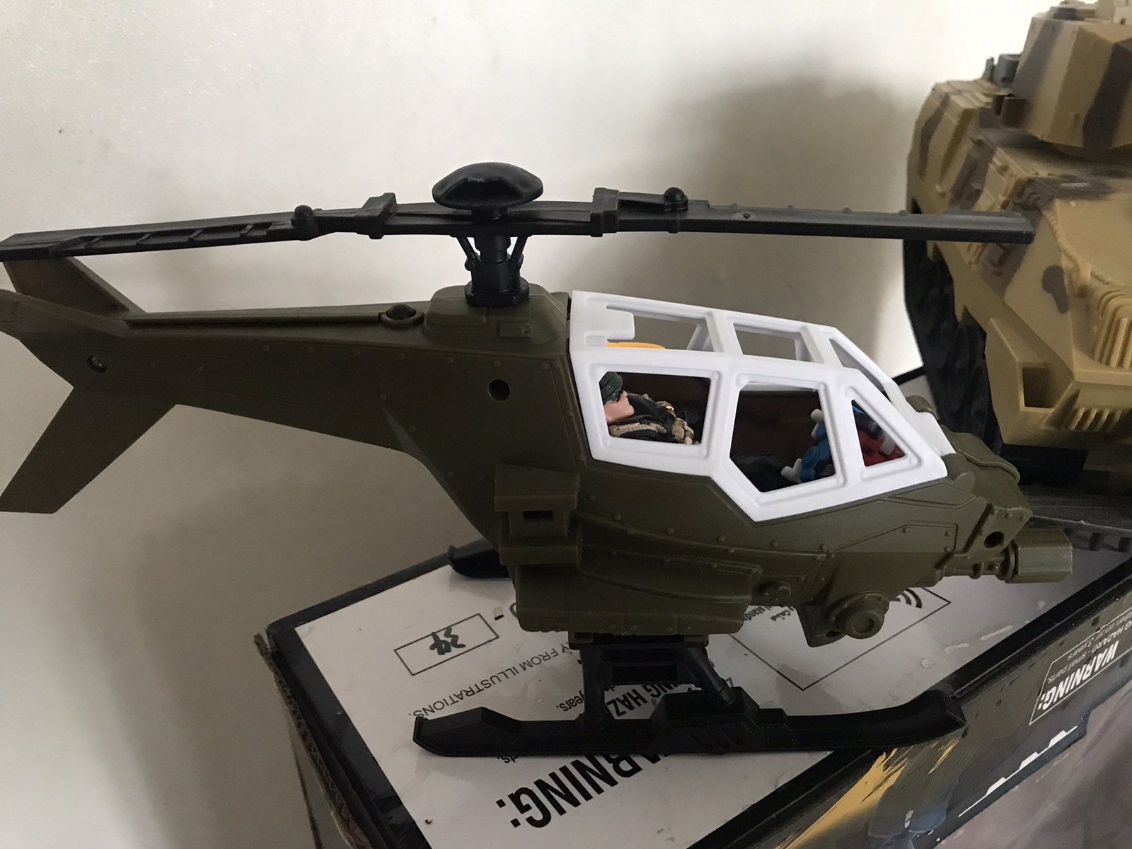 Іграшковий танк і вертоліт