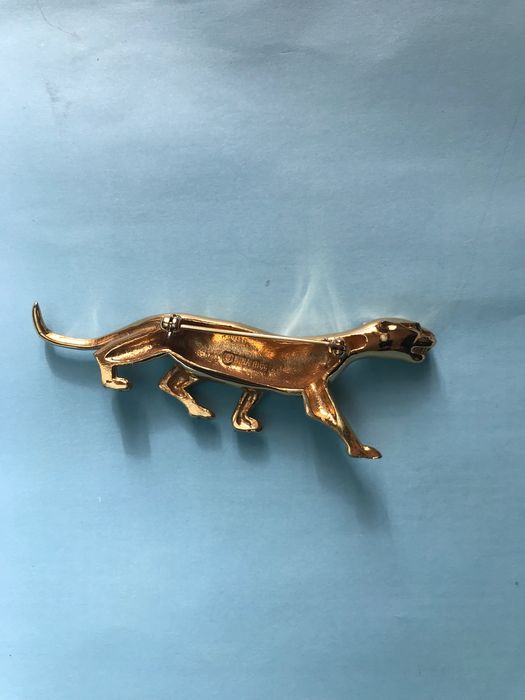 Pregadeira dourada da marca Nina Ricci