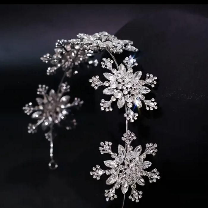 Святковий обруч для волосся з кришталевими сніжинками.