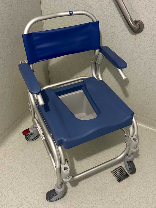 Cadeira de rodas,  banho e sanitária