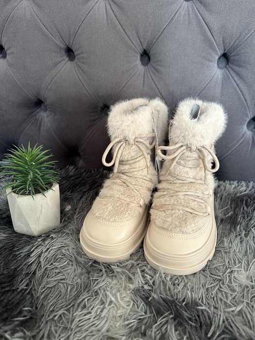 Теплі чоботи Zara з штучним хутром і шнурками чобітки Zara 34 розмір