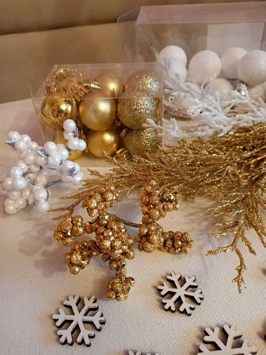 Новорічний декор, новорічні іграшки, кулі на ялинку, новорічні гілки