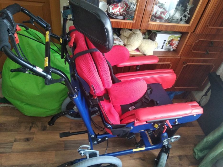 Крісло для дітей з обмеженими можливостями.