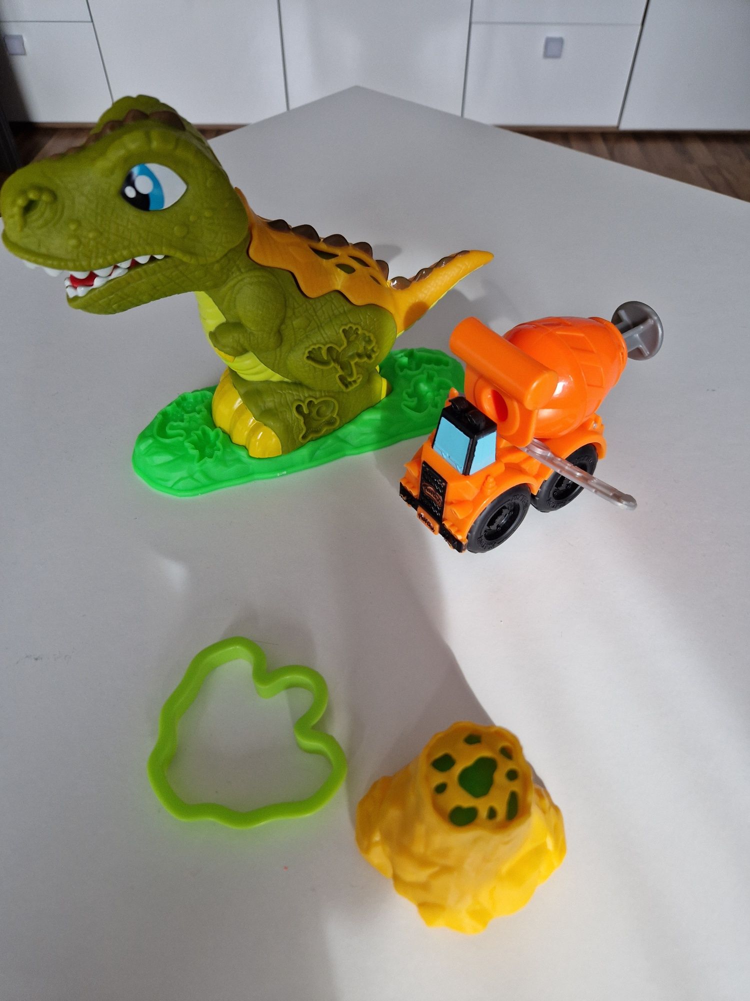 Zestaw Playdoh Dinozaur i Koparka.