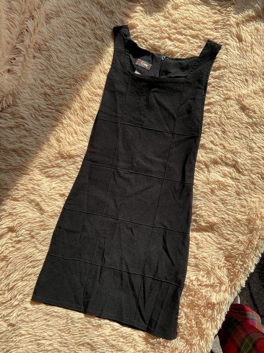 Платье в обтяжку маленькое чёрное мини квадратный вырез с разрезом