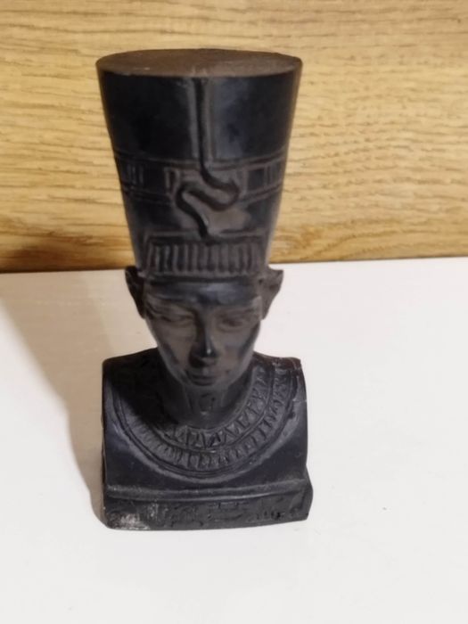 Kolekcjnerska figurka z Egiptu przedstawiająca Popiersie Nefertiti