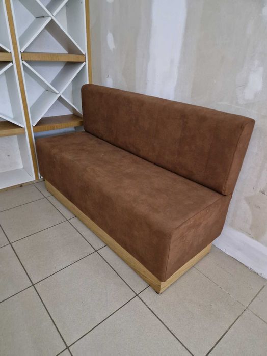 Sofá castanho de 2 lugares