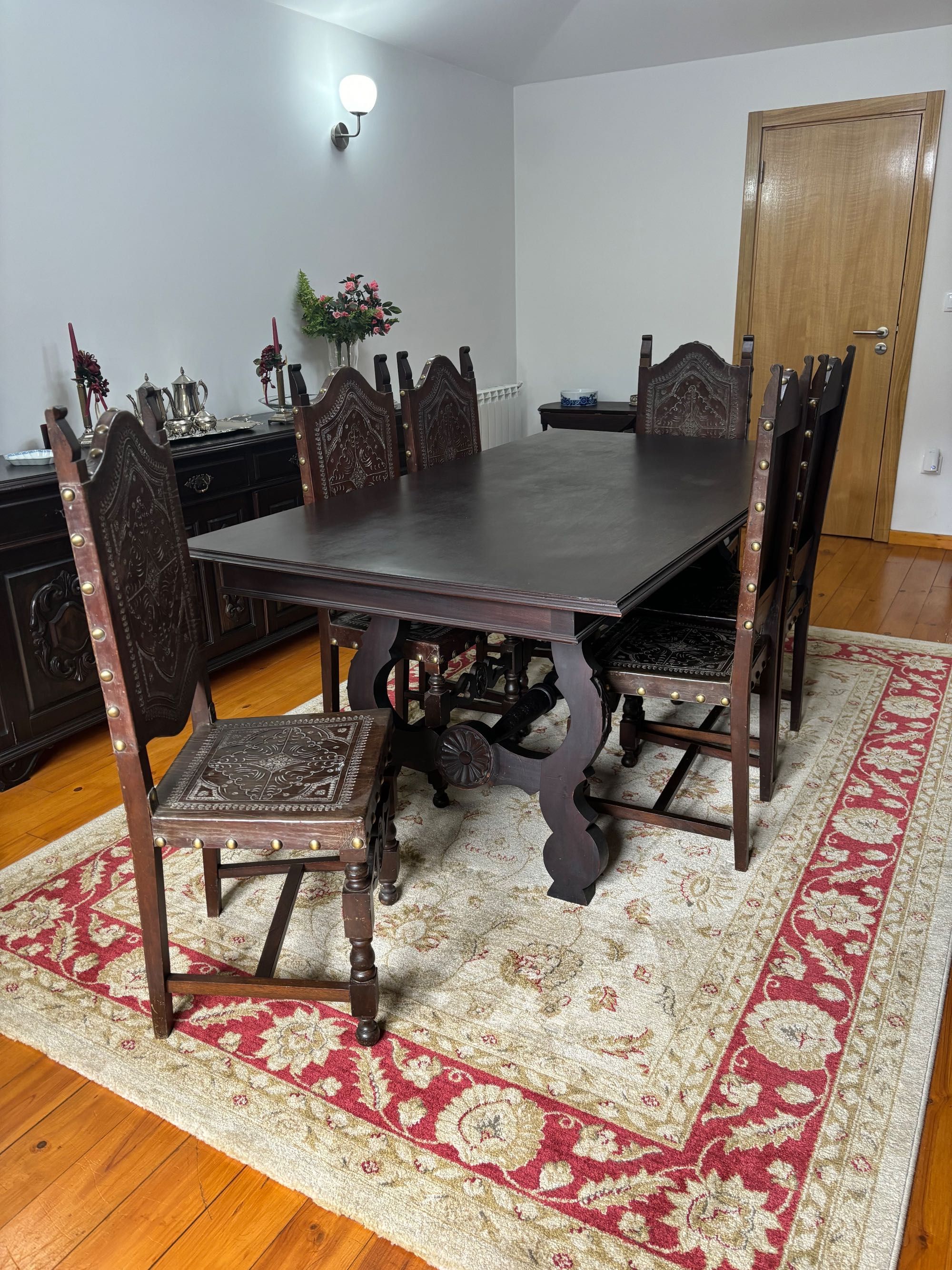 Mesa de jantar e 6 cadeiras