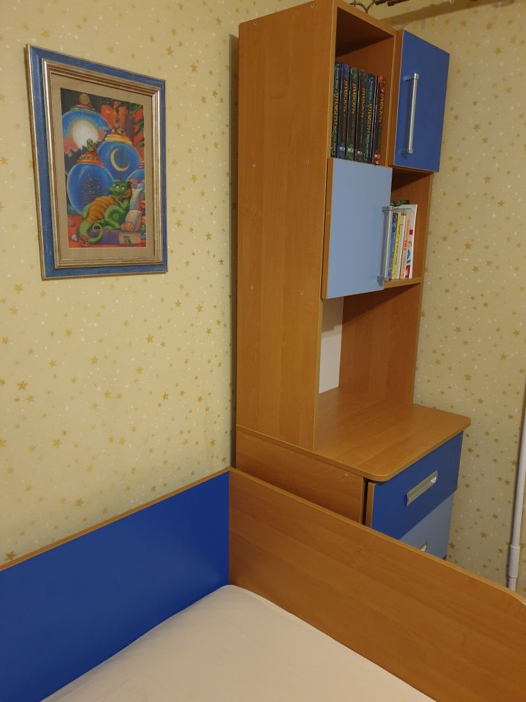 Дитяча спальня, дитячі ліжка, шафа, комод.