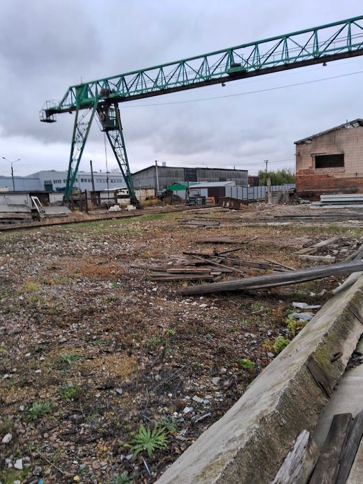 Площадка земельна під козовим краном і з залізничною колією