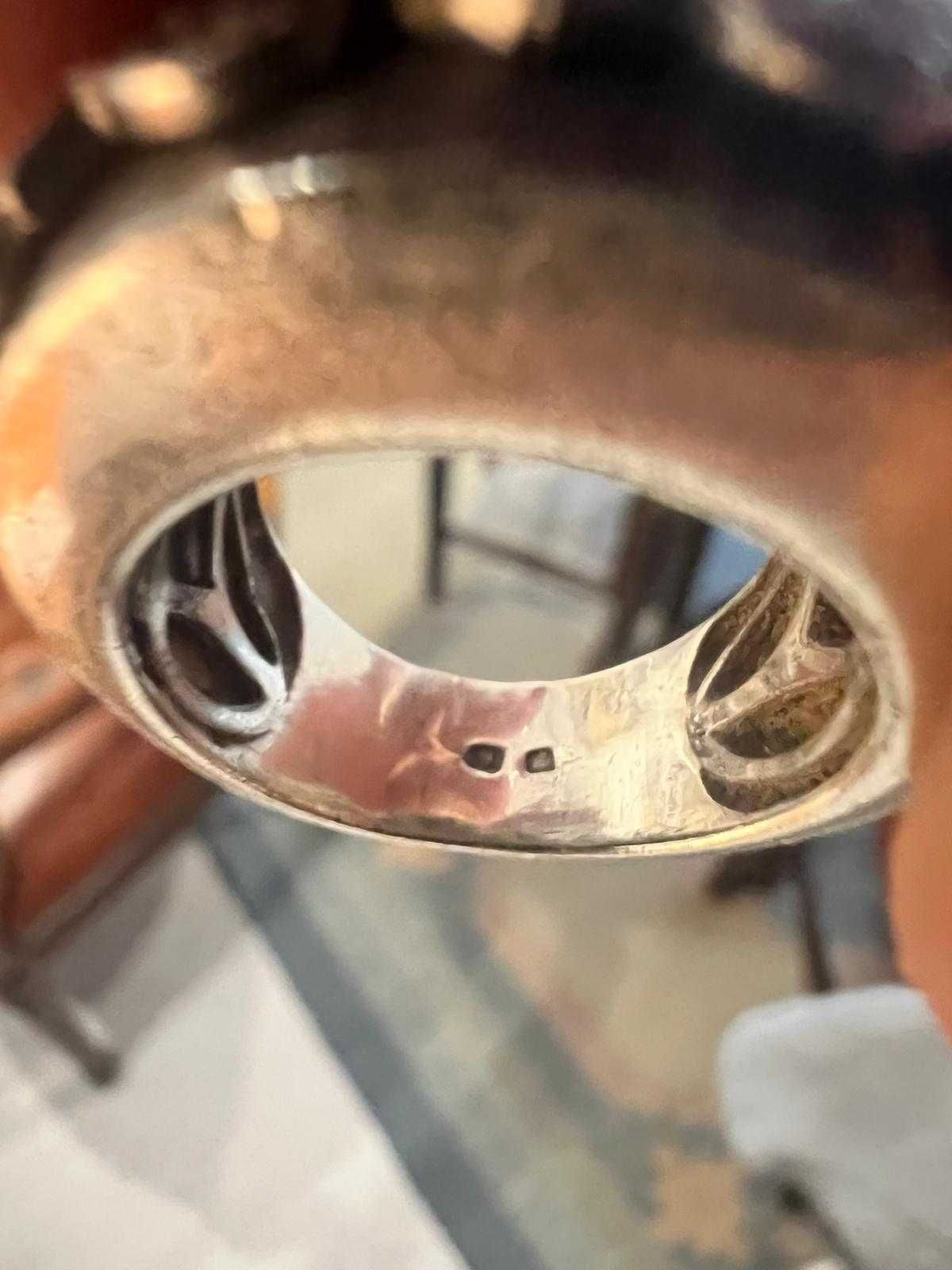 Anel de prata brilhante, com zircónias.