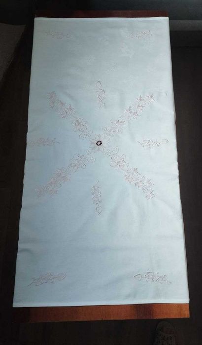 Скатертина біла з хлопку с ніжно-рожевою машиною вышивкою (100 см*100