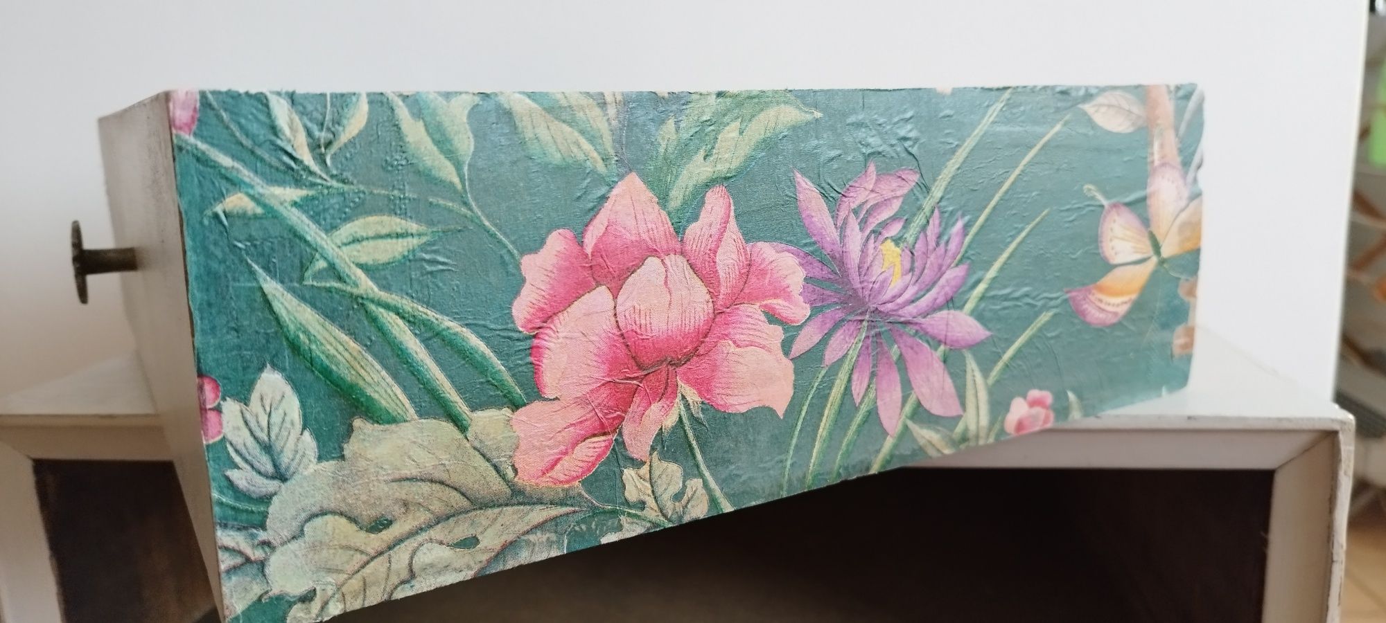 Mesa de apoio cinzenta