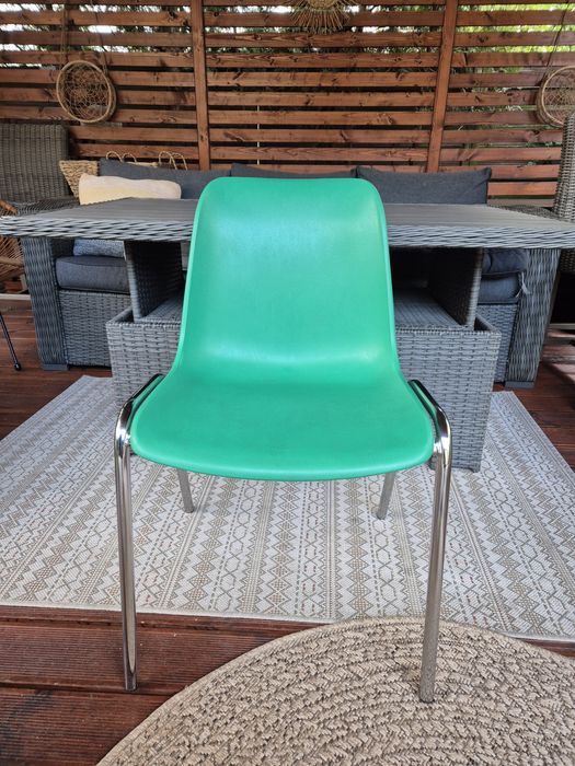 Krzesło plastikowe w kolorze zielonym