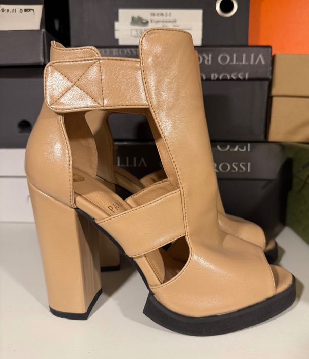 Босоніжки на каблуку в світло-карамельному кольорі