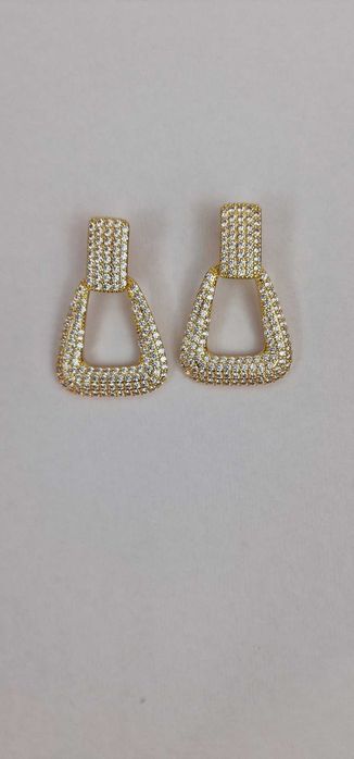 Brinco Glamour Cristalizado: O Brilho que Você Merece