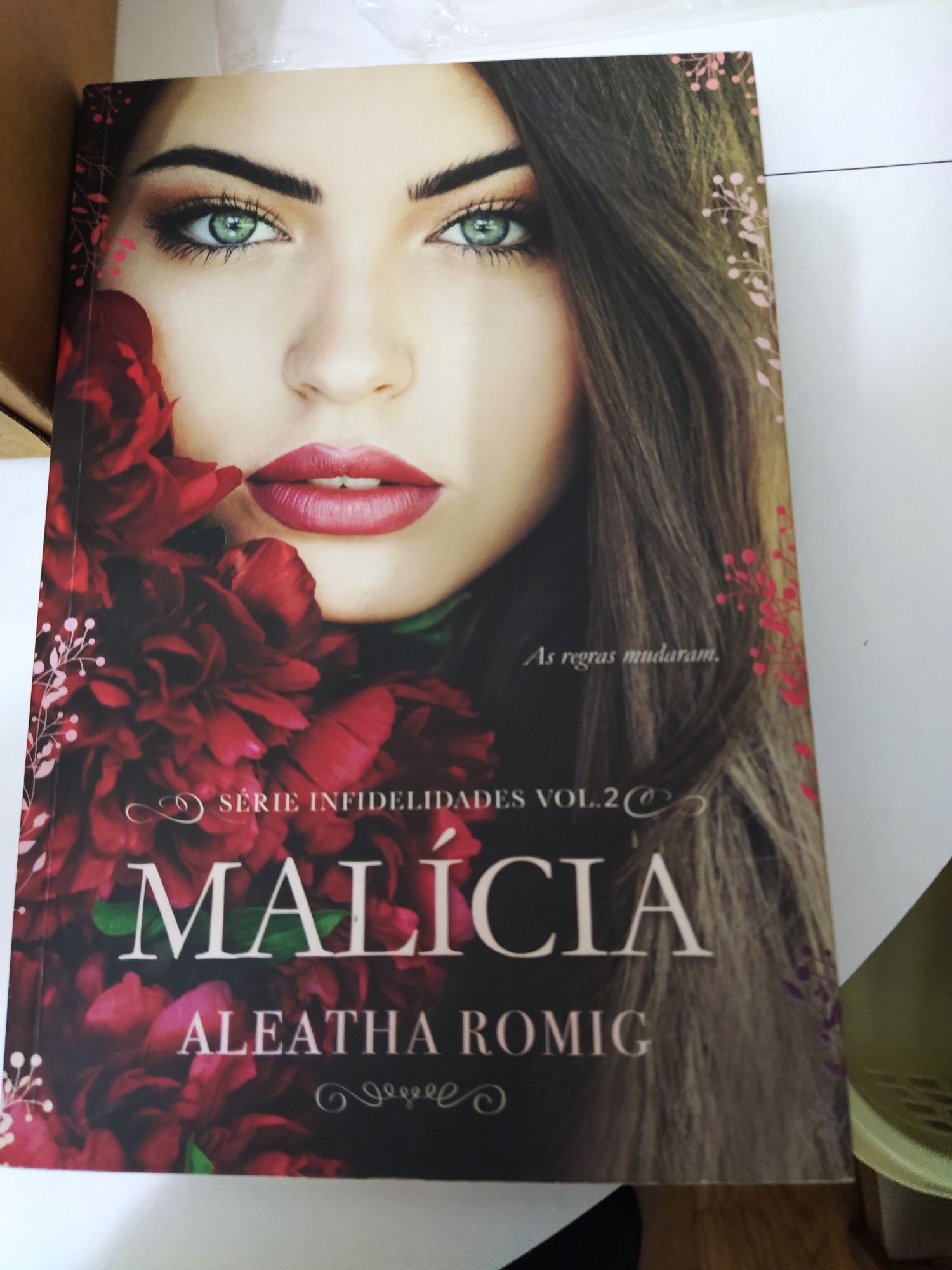 Livro de Aleatha Romig. Título Malícia