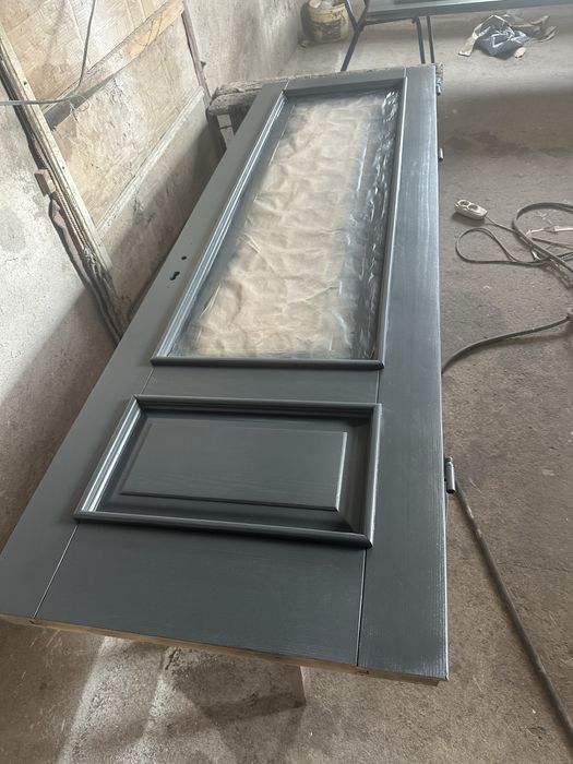 Перефарбування дверей, шліфування та заміна фурнітури.