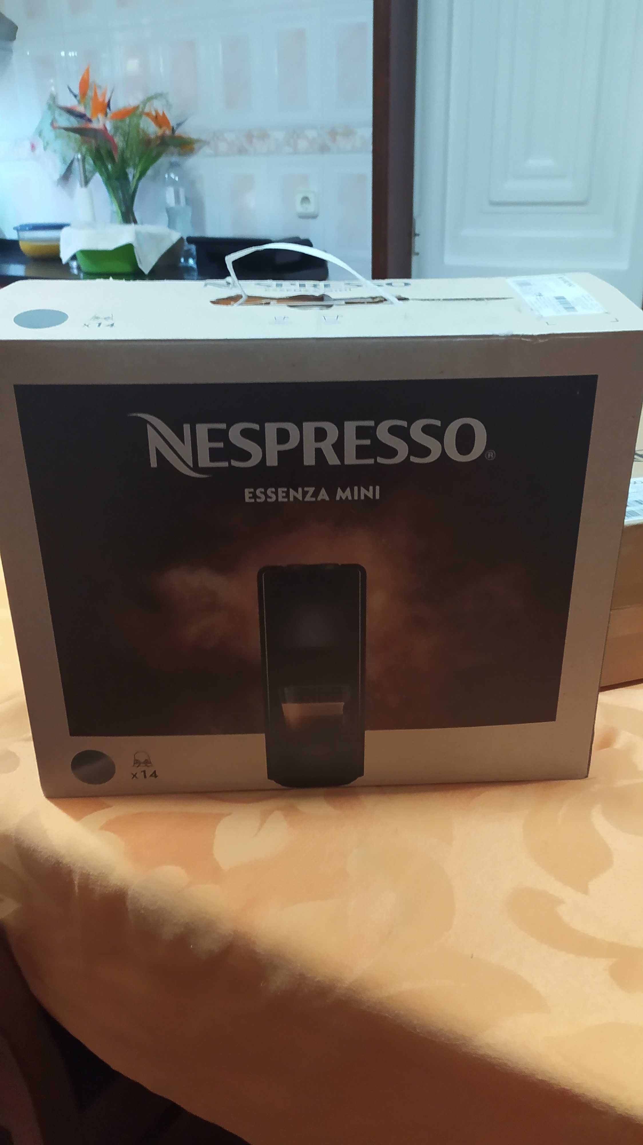 maquina de café nespresso essenza mini