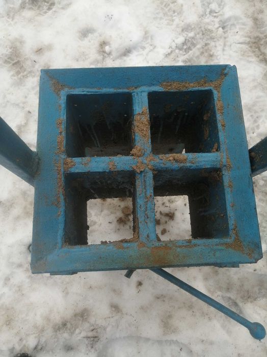 Прес для тирсоблоків на 4 штуки.