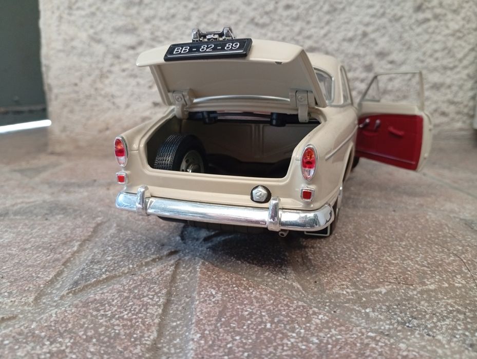 1/18 miniatura Volvo 121 Amazon