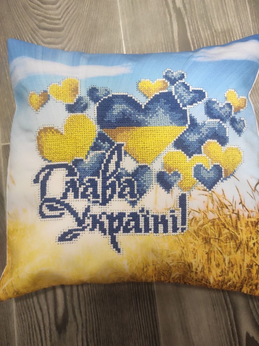 Подушка вишита вручну нитками
